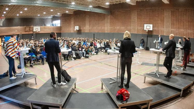 Neun Politiker und ein Moderator: Diskussion zur Bundestagswahl in der Sporthalle der Flensburger Duborg-Skole.