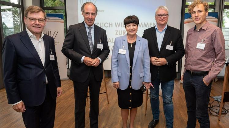Läuteten im „Conventgarten“ die heiße Wahlkampfphase ein (von links): Dr. Johann Wadephul (CDU), Jens van der Walle (Unternehmensverband), Christine Aschenberg-Dugnus (FDP), Sönke Rix (SPD) und Jakob Blasel (B90/Grüne).