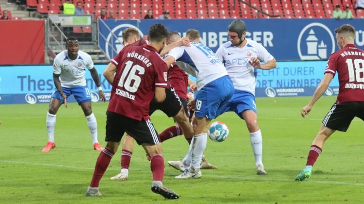 Gestochere im Nürnberger Strafraum in der 29. Minute mit dem behelmten Damian Roßbach und John Verhoek: Hier fehlte nicht viel zum 1:0 für den FC Hansa.