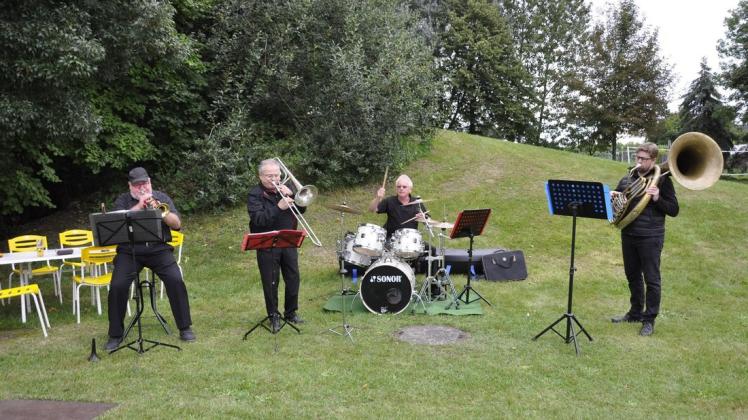 Für gute Stimmung am Nachmittag sorgten die vier Musiker der Altmark Dixieländer.