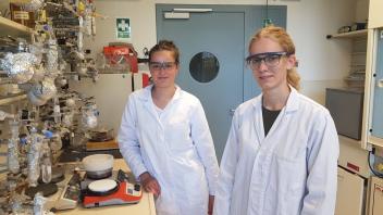 Jacqueline Maslack (l.) und Henriette Pohle arbeiten im Labor der Uni Rostock. Dort verbringen die Studierende während ihrer Praktika viel Zeit.