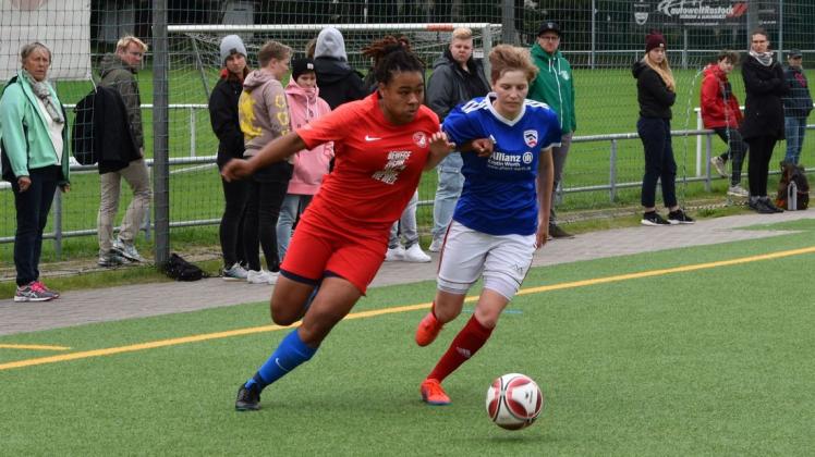 Auf die Abwehr wird es im DFB-Pokal gegen Zweitligist Henstedt-Ulzburg ankommen für den Rostocker FC, hier mit (in Blau) Linksverteidigerin Jule Schulz Auf die Abwehr wird es im DFB-Pokal gegen Zweitligist Henstedt-Ulzburg ankommen für den Rostocker FC, hier mit (in Blau) Linksverteidigerin Jule Schulz
