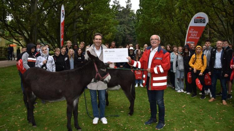 Am Dienstag im Rostocker Zoo, überreichte Wiro-Geschäftsführer Ralf Zimlich (l.) dem Präsidenten des DRK-Landesverbandes MV, Werner Kuhn, eine Spende für die DRK-Feriencamps in Höhe von 15.000 Euro.