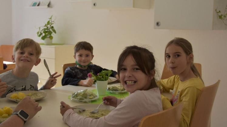 Nik, Vincent, Emilia und Leni lassen sich Kartoffeln mit Bohnen schmecken. Nik, Vincent, Emilia und Leni lassen sich Kartoffeln mit Bohnen schmecken.