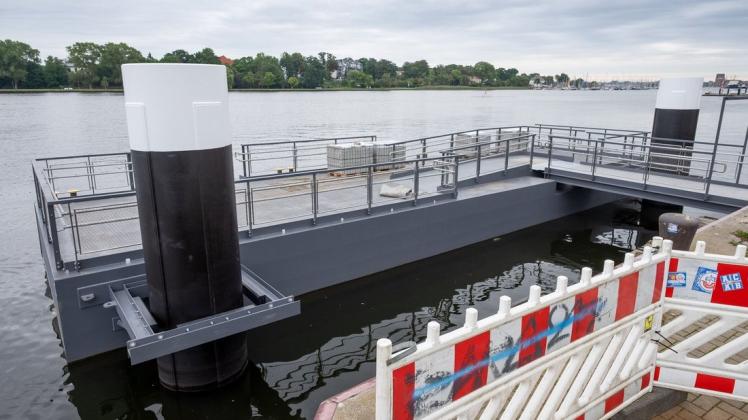 Die Arbeiten am Fähranleger am Kabutzenhof im Rostocker Stadthafen schreiten sehr langsam voran. Beim Bau sind unter Wasser Probleme aufgetreten. Die Arbeiten am Fähranleger am Kabutzenhof im Rostocker Stadthafen schreiten sehr langsam voran. Beim Bau sind unter Wasser Probleme aufgetreten.