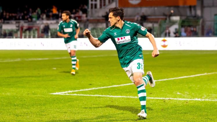 Mirko Boland bejubelt seinen Treffer zur zwischenzeitlichen 2:1-Führung des VfB Lübeck.