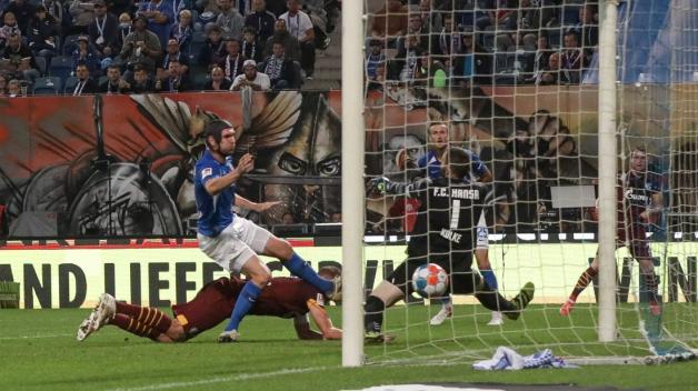 Simon Terodde ist abgetaucht und erzielt per Hechtflugkopfball die Führung für den FC Schalke. Simon Terodde ist abgetaucht und erzielt per Hechtflugkopfball die Führung für den FC Schalke.