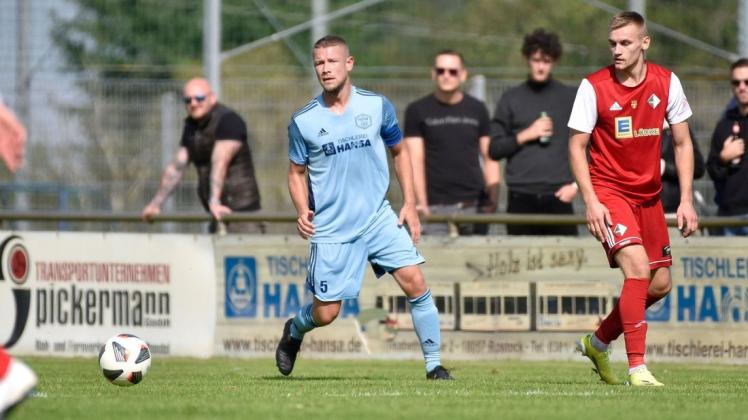 Tom Bockholt (links, hier im Pokalspiel gegen Pampow) traf für den SV Pastow zum 2:1-Siegtreffer in Ueckermünde.