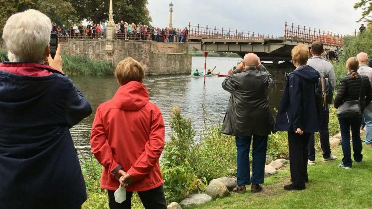 Die geöffnete Schweriner Schlossbrücke ist für Einheimische und Touristen immer ein begehrtes Fotomotiv.