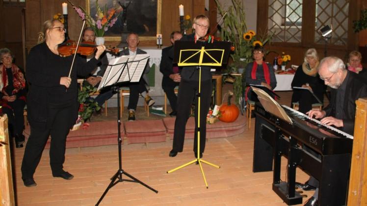 Eine Besonderheit am Konzertabend war der Auftritt von Melinda, Ina und Dirk Hammerich (v.l.). Die Familie spielte Stücke von Vivaldi und Bach.