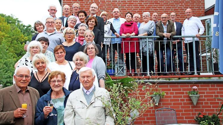 30 Ehemalige trafen sich 50 Jahre nach ihrer Einschulung in Warin wieder. Darunter sind auch die drei Lehrer (vorn v. l.): Bernd Lahl, Christel Möller, Gebhard Kresin.