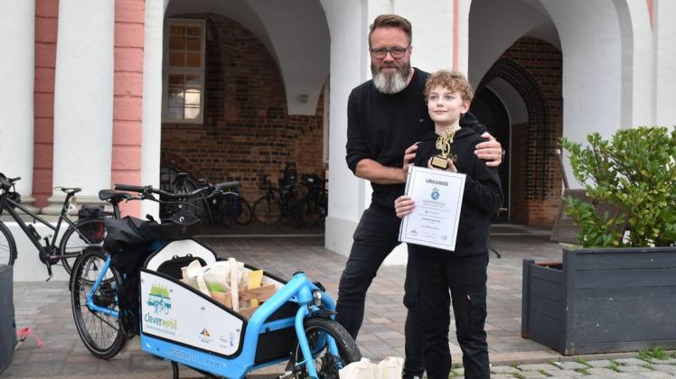 Oberbürgermeister Claus Ruhe Madsen (parteilos) verlieh den Wanderpokal an Schüler Johann Arndt von der Don-Bosco-Schule.