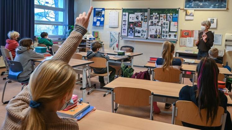 Mediziner und CDU stellen Maskenpflicht an Schulen in Frage.