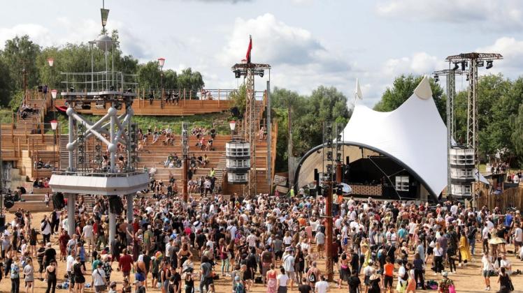 An der Turmbühne, der größten Bühne auf dem ehemaligen russischen Militärflugplatz, tanzen Teilnehmer des Festivals "Plan:et C-alpha".