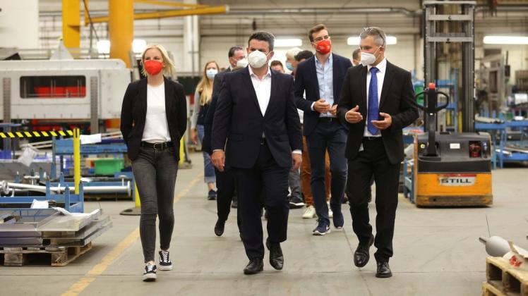 SPD-Wahlkreiskandidatin Franziska Brzezicha und Arbeitsminister Hubertus Heil besichtigten am Dienstag das Werk von Krones in Flensburg. Erklärt wurden ihnen die Maschinen unter anderem von Michael Lässing.