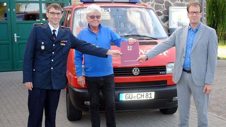 Es gibt Geld für ein neues Feuerwehrfahrzeug: Wehrleiter Maik Krüger (r.) und Bürgermeister Jörg Oppitz (m.) erhalten einen Zuwendungsbescheid von Innenminister Torsten Renz (CDU).