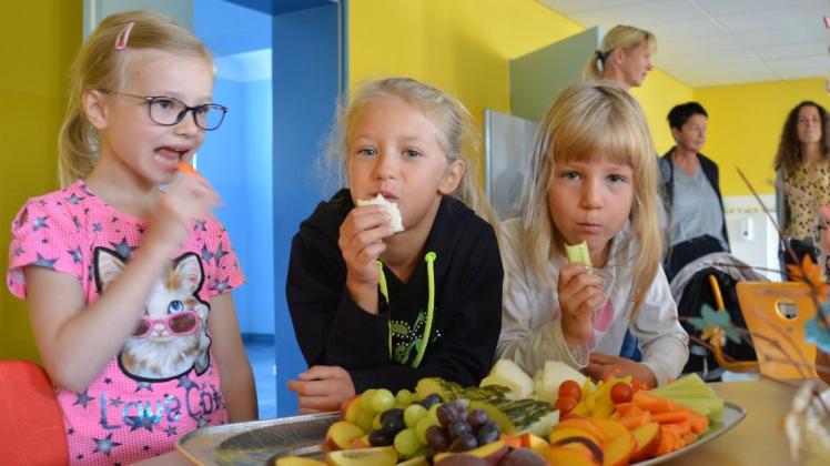 Beim frischen Obst und Gemüse greifen Freya, Sofiia und Joleen (v. l.) gern zweimal zu.