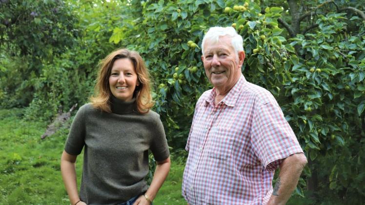 Anna Rohde und ihr Vater Niels führen durch den ein Hektar großen Garten in Wenningstedt.