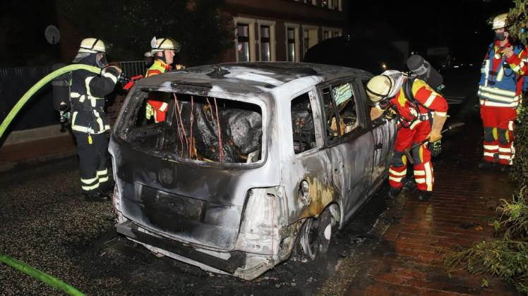 Am Auto konnten die Einsatzkräfte nichts mehr retten. Es brannte komplett aus.