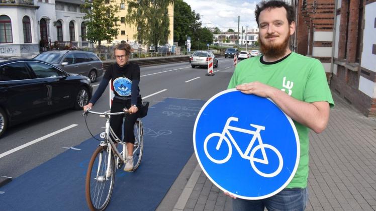 Wie Radfahrer auf einem Pop-Up-Radweg in beiden Richtungen am Mühlendamm fahren könnten, zeigten am Freitag Florian Becker von Greenpeace Rostock und Sophia Rabien vom Radentscheid Rostock.