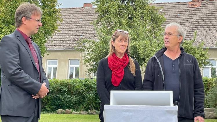 Großherzige Geste: Claus Maywald und Alexandra Wiebelt-Maywald schenken der Stadt und damit dem Museum unter Leitung von Dr. Fred Ruchhöft (v. r.) die Sonderausstellung über den kaukasischen Hangmümmler.