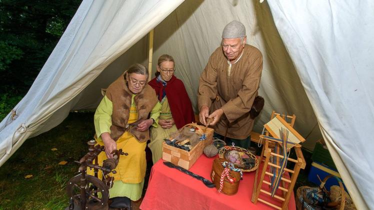 Käte Kulle (von links), Ute Sönnichsen-Rebehn und Klaus Kulle vom Mittelalterverein zeigten in ihrem Zelt, wie aufwendig es ist, aus Wolle einen Faden zu spinnen.