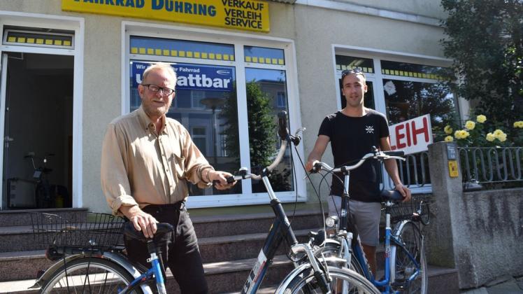 Hier in der Friedrich-Franz-Straße 54 wird der Staffettenstab übergeben: Fahrradhändler Reinhart Dühring (l.) wird Mitte September seinen Laden schließen. Übernehmen wird dann der Warnemünder Philipp Saat.