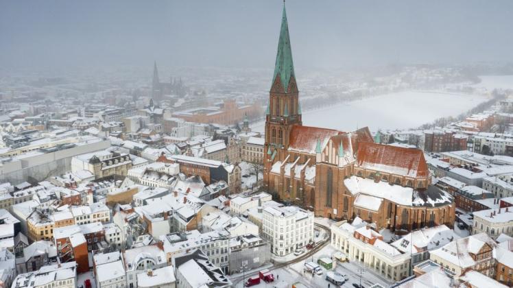 Der Schweriner Dom an einem Wintermorgen. Dieses Motiv ziert das Dezemberblatt des Luftbildkalenders.