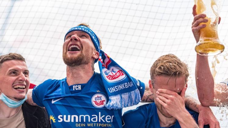 Am 22. Mai haben sie noch gemeinsam den Aufstieg des FC Hansa gefeiert. Mittlerweile ist das Trio Erik Engelhardt (links, Energie Cottbus), Nils Butzen (rechts/FSV Zwickau) und Jan Löhmannsröben (Vertrag am Dienstagabend aufgelöst) nicht mehr in Rostock.