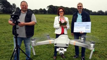 Drohnen-Wart Torben Clausen, Spenderin Christiane Schmidt und Fördervereins-Vorsitzender Wolfgan Sokoll (v. l.) mit dem High-Tech-Gerät.