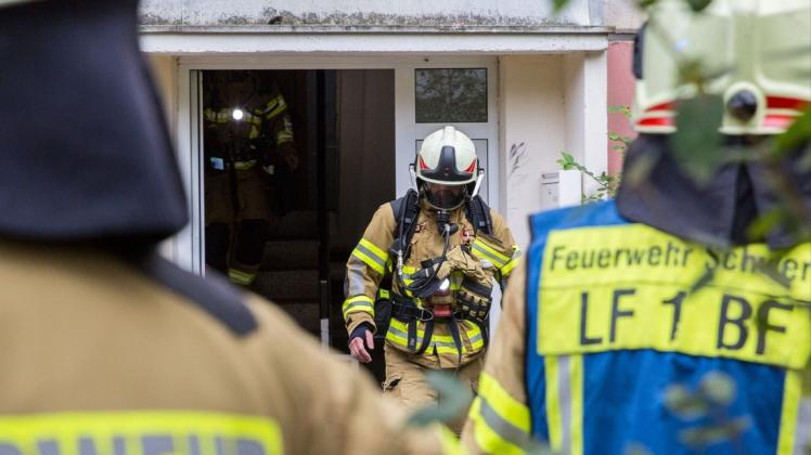 Mit Atemschutzmasken suchten Einsatzkräfte nach der Brandursache.