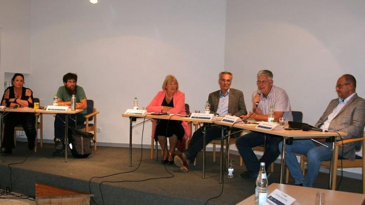 Vertraten ihre Standpunkte zu den verschiedenen gesellschaftlichen Ungerechtigkeiten (v.l.): Susanne Spethmann (Die Linke), Jakob Brunken (Grüne), Bettina Hagedorn (SPD), Tim Brockmann (CDU), Jörg Hansen (FDP) und Uwe Witt (AfD).