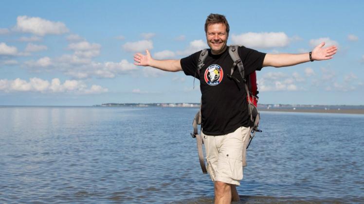 Er macht am liebsten Urlaub an der Nordsee: Grünen-Chef Robert Habeck bei einer Wanderung durch einen Priel zwischen Dagebüll in Schleswig-Holstein und der Hallig Langeneß im Juli 2015 – damals war er Schleswig-Holsteins Umweltminister.