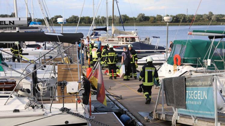 Die Feuerwehr musste am Freitag in den Rostocker Hafen ausrücken. Ein Sportboot droht nach Leck zu sinken.