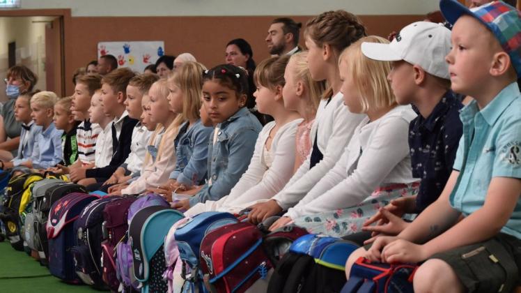 Alle Schultaschen bereit: Die Kinder der Klasse 1b der Grundschule am Friedensring in Wittenburg bei ihrer Einschulung in der Turnhalle. Ältere und ehemalige Grundschüler sorgten dabei für die musikalische Untermalung.