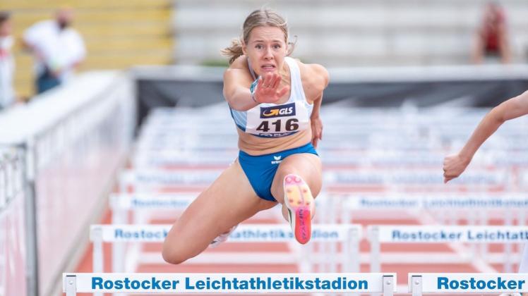 Voller Konzentration unterwegs zu ihrem überraschenden deutschen U18-Meistertitel über 100 Meter Hürden: Lia Flotow vom 1. LAV Rostock.
LAV Rostock
DM Deutsche Meisterschaften Leichtathletik U20/U18 in Rostock
Foto: Georg Scharnweber Voller Konzentration unterwegs zu ihrem überraschenden deutschen U18-Meistertitel über 100 Meter Hürden: Lia Flotow vom 1. LAV Rostock.
LAV Rostock
DM Deutsche Meisterschaften Leichtathletik U20/U18 in Rostock
Foto: Georg Scharnweber