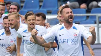 Kurz nach der Pause erhöhte John Verhoek (r.) auf 2:0.

0-2 durch John Verhoek FC Hansa Rostock
COPYRIGHT BY LUTZ BONGARTS