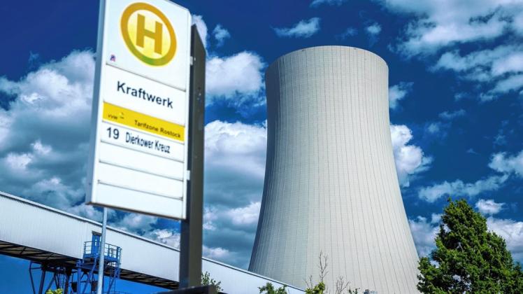 Wolken ziehen über dem Kohlekraftwerk in der Nähe des Seehafens. Die Grünen und die Linken in Mecklenburg-Vorpommern fordern eine Abschaltung des Steinkohlekraftwerks in Rostock bis 2025.