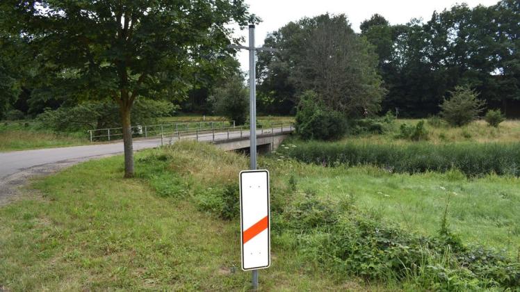Warnbake und Pfosten stehen noch: Vor dem Bahnübergang in Sülten fehlt nicht zum ersten Mal das Schild, das auf die Geschwindigkeitsreduzierung hinweist.