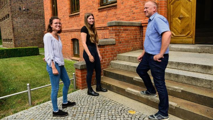 Beginen am ersten September ihre Ausbildung (v.l.): Lea Schäfer und Julienne Pornhagen mit Ausbildungsleiter Gerd Holger Golisz.