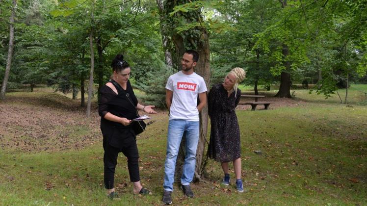 Die Vertreter von SPD und Linken - André Pinnau und Steffi Pulz-Debler (r.) - sowie Brigitte Kowalsky von den Grünen sahen sich am Mittwoch sofort gemeinsam das Arboretum in Neuklockow an, um sich ein Bild zu machen.