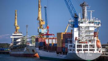 Die andauernde Corona-Krise kann dem Güterumschlag im Rostocker Hafen wenig anhaben.