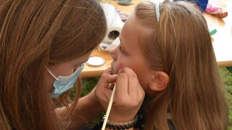 Auf dem Kinderfest in Langen Jarchow: Chantal Knie schminkt Zoe.