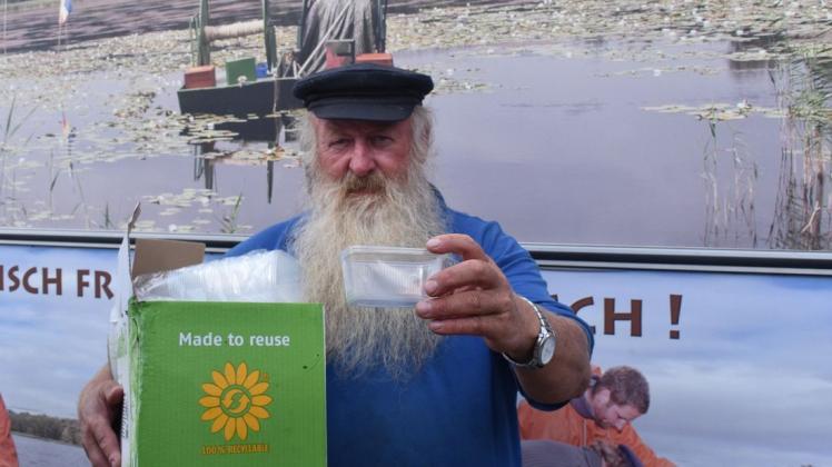 Diese kleinen Becher darf Walter Piehl auch künftig verwenden, doch sie zu bekommen, war gar nicht so leicht.
