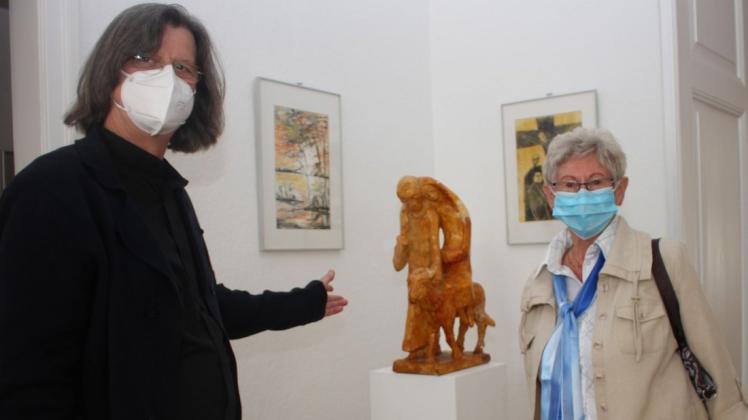 Ausstellungseröffnung in der Güstrower Besserstraße: Martin Jamborsky mit Besucherin Margarete Themak