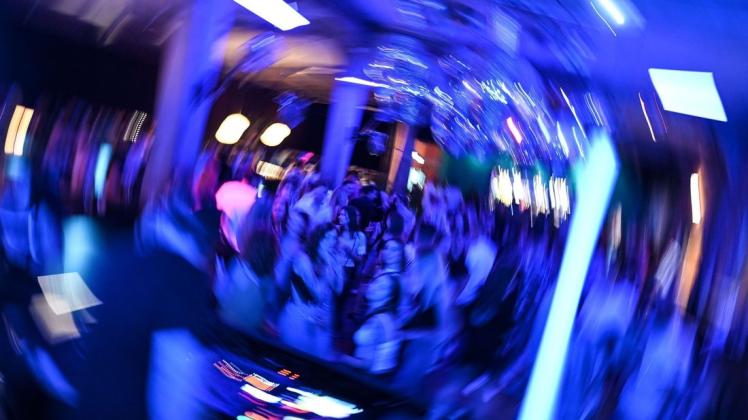 Nach derzeitigem Ermittlungsstand haben rund 300 Personen an der Tanzveranstaltung in der Nacht vom 31. Juli auf den 1. August in einem Club in Bad Doberan teilgenommen.