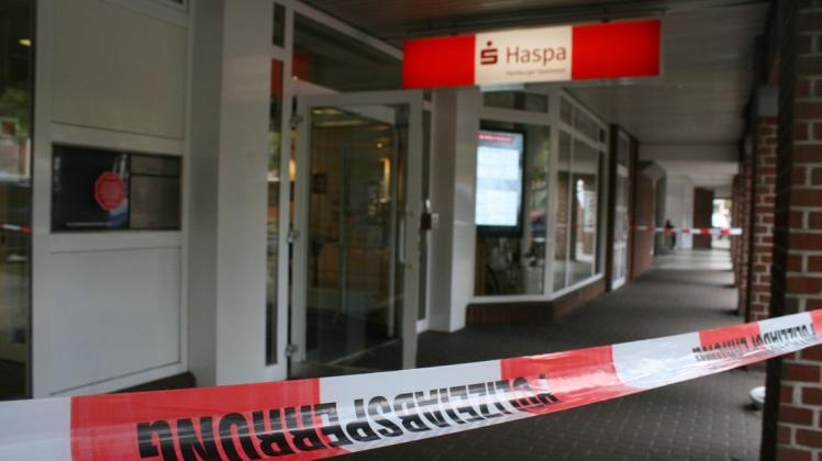 Die Kunden der Haspa-Filiale in Norderstedt-Mitte wurden bei ihren Bankgeschäften am Montag (9. August) von diesem Absperrband überraschend gestoppt. Denn nach dem Einbruch am vorangegangenen Wochenende hat die Polizei den Tatort beschlagnahmt.