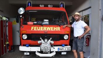 Wehrführer Danny Strauch am 38 Jahre alten Löschgruppenfahrzeug der Feuerwehr Groß Molzahn.