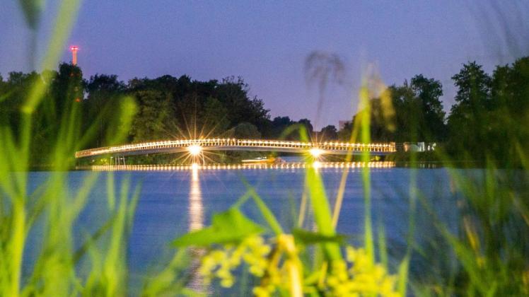 Die Fahrradbrücke soll zum Hingucker werden. 76 LED-Lampen tauchen die Brücke nun jeden Abend in ein warmes Licht.