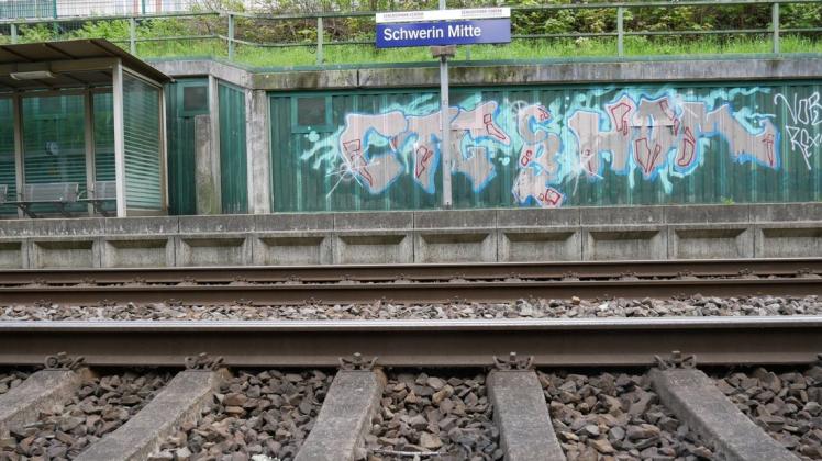 Am Bahnhof Schwerin Mitte hatte ein Mann versucht, ein zwölfjähriges Mädchen in einen vorbeifahrenden Güterzug zu schubsen.